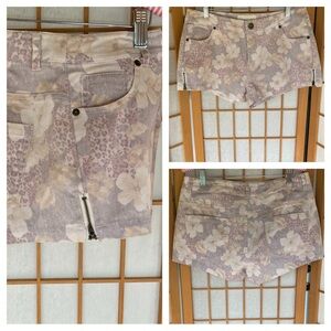 B.P. Collection Walk On The Wild Side Floral/Animal Print Short SZ L NWT